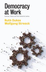 Buchcover von "Democracy at Work" zeigt Zahnräder, die aus einer Menge von Menschen geformt sind, mit den Autoren Ruth Dukes und Wolfgang Streeck. Der Untertitel lautet "Contract, Status and Post-Industrial Justice".