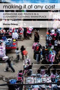 Obenansicht eines belebten Straßenmarkts mit Tischen voller Kleidung. Menschen bewegen sich dynamisch durch den Markt, der von blauen Planen überdacht ist.
