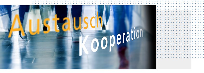 Forschen und recherchieren als Gast Mehrere Personen gehen einen Flur entlang; im Vordergrund sind die Wörter Austausch in Orange und Kooperation in Weiß sichtbar.