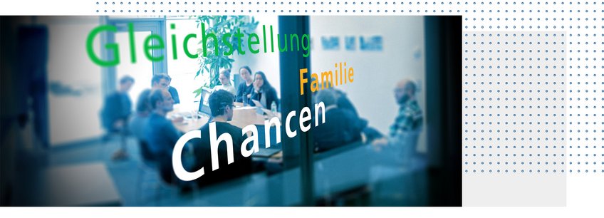 Chancengleicheit Auf einer Glaswand stehen die Begriffe "Gleichstellung", "Familie", "Chancen", während im Hintergrund eine Gruppe Menschen in einem Raum diskutiert.