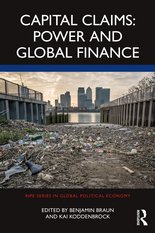 Das Buchcover zeigt "Capital Claims: Power and Global Finance" mit einem verschmutzten Ufer und Londoner Hochhäusern im Hintergrund.