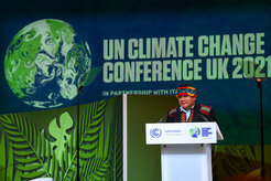 Tuntiak Katan, ehemaliger Vice Coordinator der Organisation Coordinadora de las Organizaciones Indígenas de la Cuenca Amazónica (COICA), spricht während der Sitzung zum Thema Wald und Landnutzung auf der UN-Klimakonferenz (COP26) in Glasgow am 2. November 2021. COICA fördert unter anderem das Konzept des „indigenen Kohlenstoffspeicher“ in der Klimapolitik