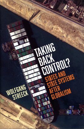 Luftaufnahme eines Containerfrachters im Kanal, begleitet von Schleppern. Buchcover zeigt Titel "Taking Back Control? States and State Systems After Globalism" von Wolfgang Streeck.