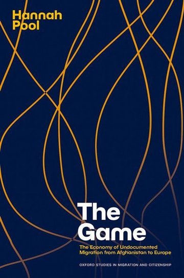 Dunkelblaues Buchcover mit abstrakten goldenen Linien, Titel "The Game" von Hannah Pool, über Migration von Afghanistan nach Europa.