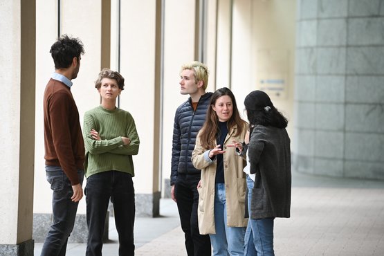 Eine Gruppe Studierenden im Gespräch