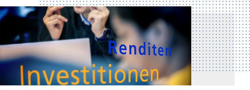 Politische Ökonomie Unscharfe Fachleute in Diskussion mit großem gelbem Text „Investitionen” und kleinerem blauem Text „Gewinne” über dem Bild.